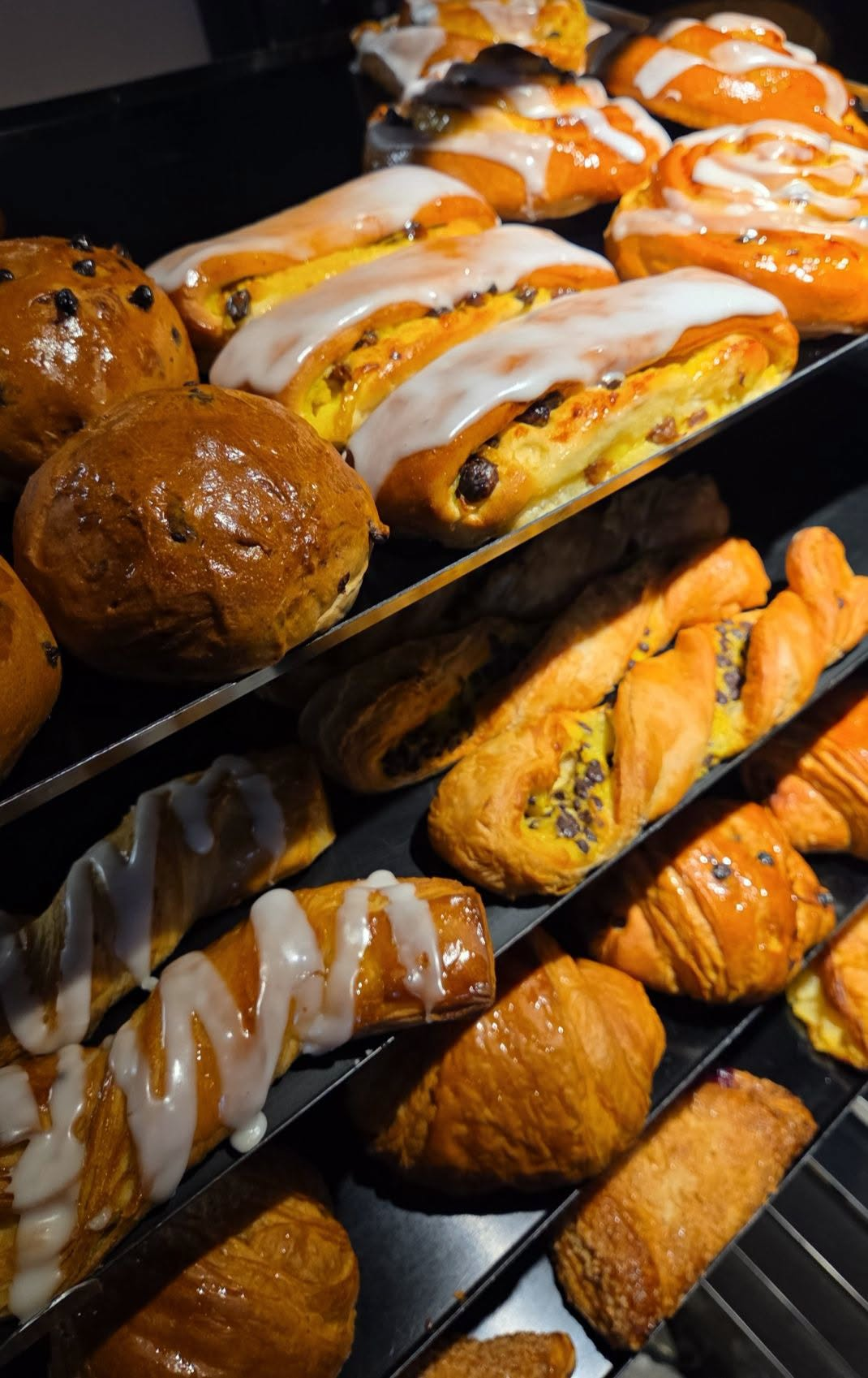 Viennoiseries dorées en vitrine
